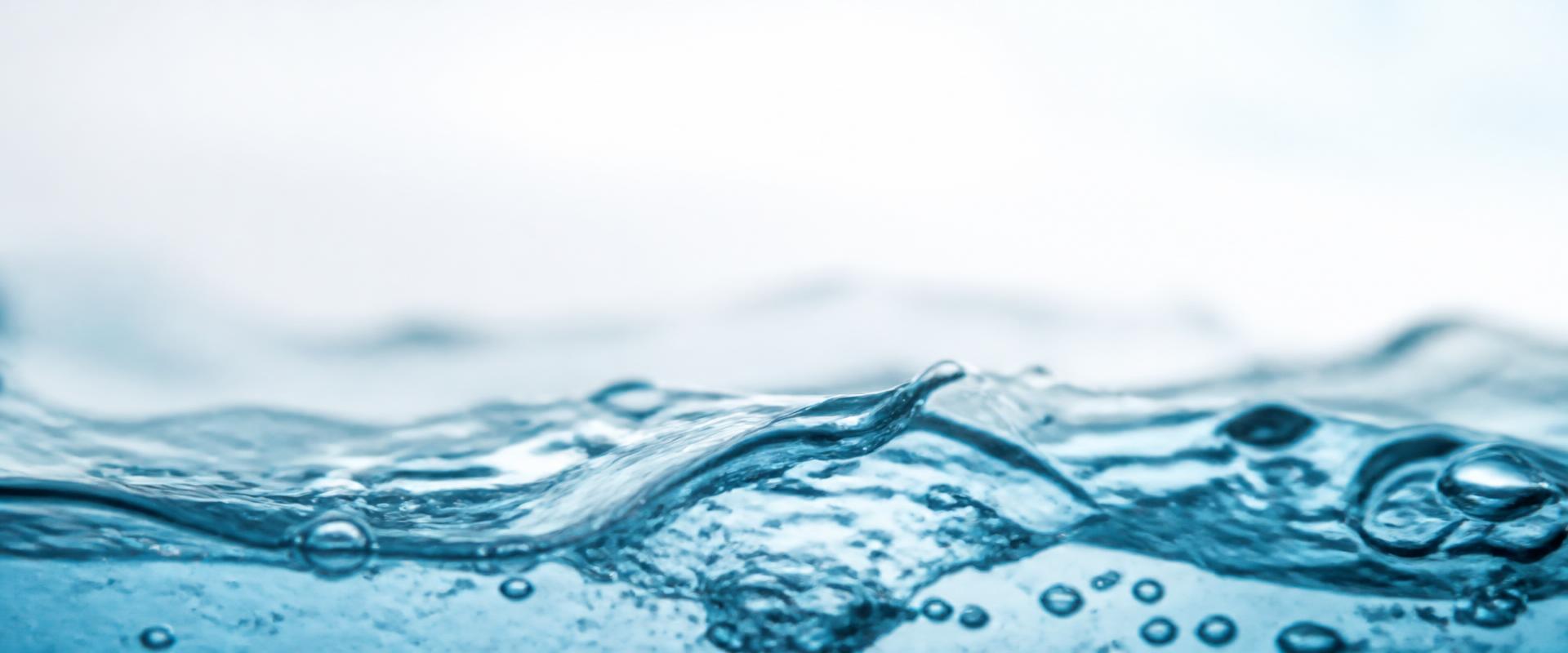 Klares Wasser in Bewegung – Sinnbild für Reinheit und Qualität